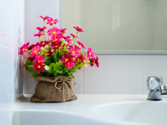 Blumenstrauß im Badezimmer
