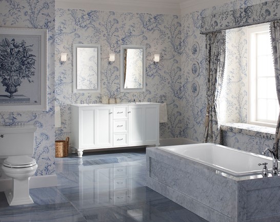 romantisches Badezimmer mit Musterelementen