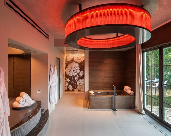 knalliges Badezimmer mit modernen Lichtkonzepten