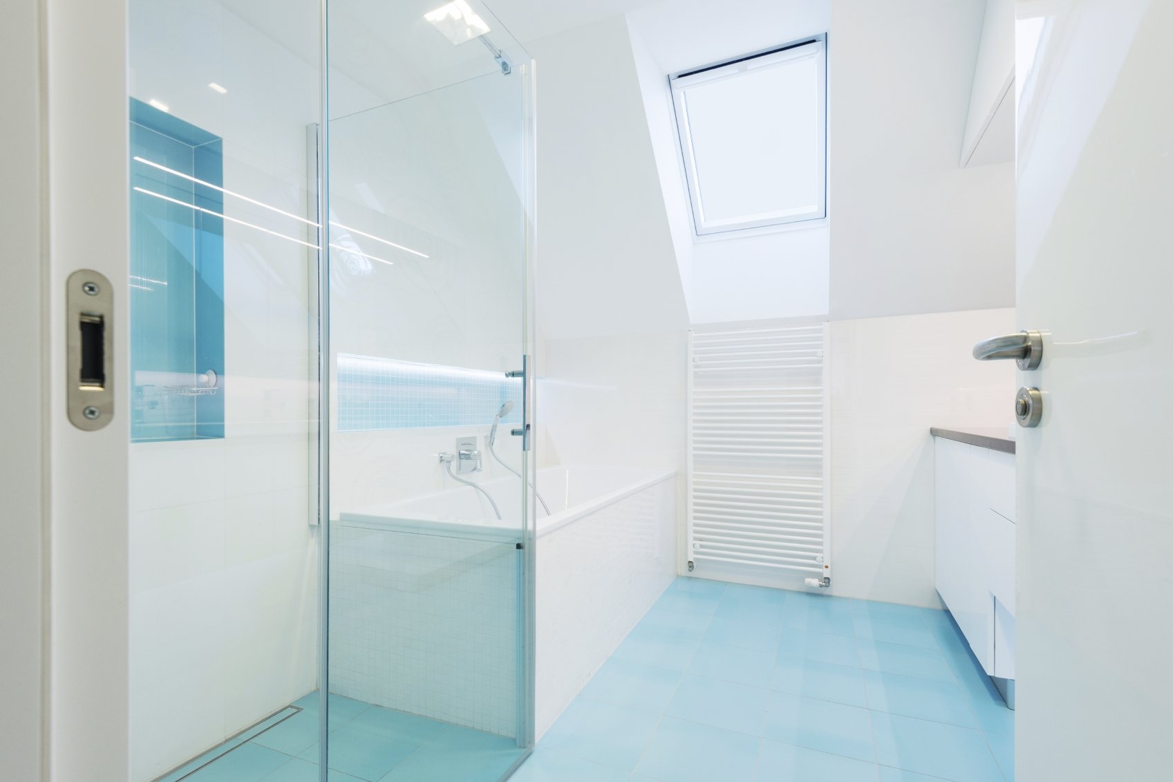 Mit unseren bündig an die Badewanne anschließenden Duschen können Sie einige Zentimeter Platz sparen – in einem kleinen Badezimmer kann das viel ausmachen.