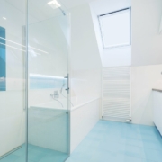 Dusche-Badewanne-klarglas-dachschräge_Ventura69 modernes Bad mit blauem Boden