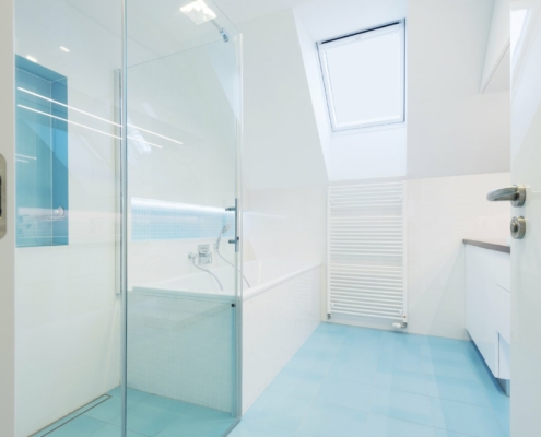 modernes Bad mit blauem Boden