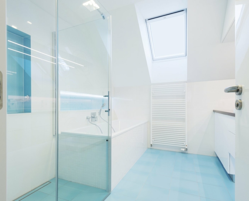 modernes Bad mit blauem Boden