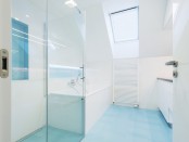 modernes Bad mit blauem Boden
