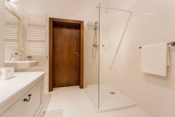 weißes Badezimmer mit moderner Dusche 