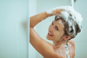 Frau shamponiert sich Haare