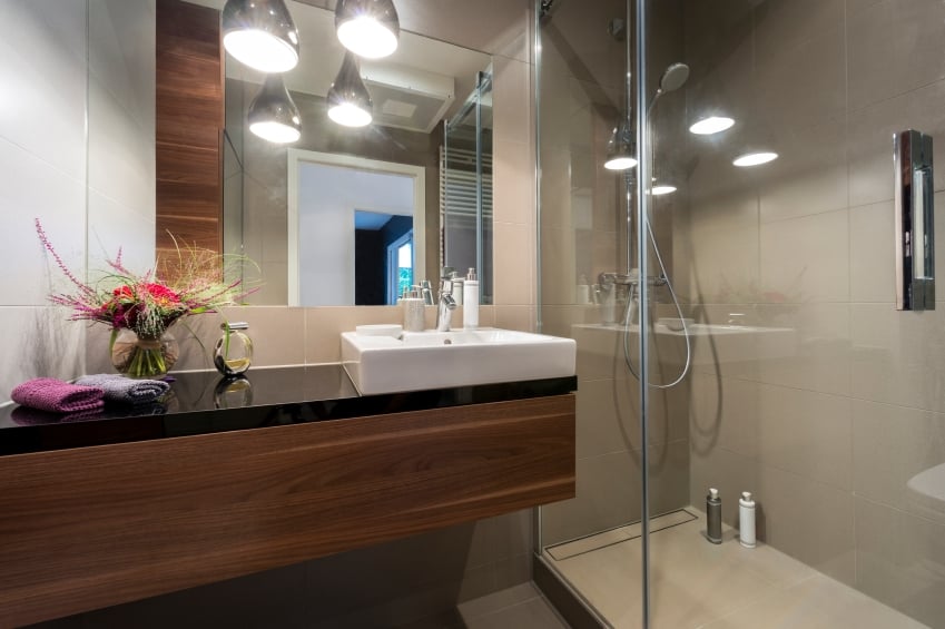 modernes Badezimmer mit Holz und Fliesen