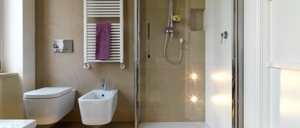 Modernes Bad in beige und weiß