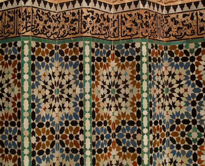 Mosaikfliesen in der marokkanischen Koranschule Madrasa ben Yusuf in Marrakech.