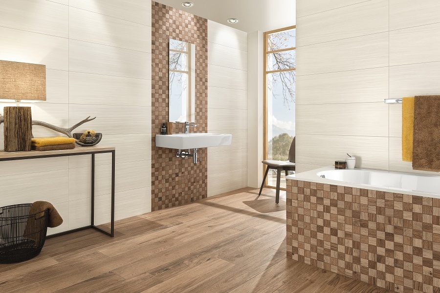 Badezimmer mit strukturierten Holzfliesen