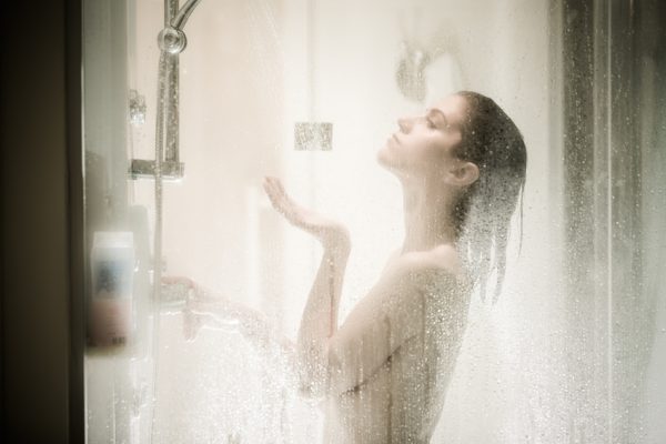 Frau bei heißer Dusche