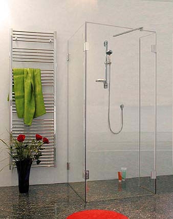 Dusche aus Glas in U-Form