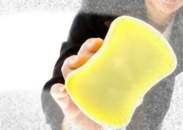 Scheibe wird mit Schwamm sauber gewischt