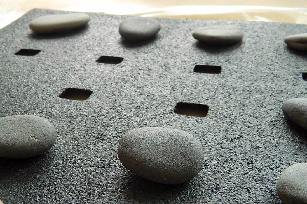 Matte mit aufgelegten Steinen