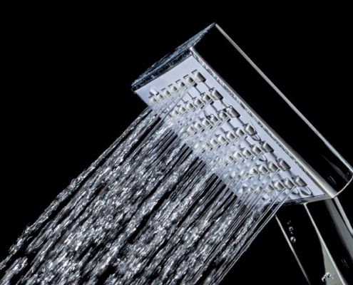 Moderen Regendusche vor schwarzem Hintergrund