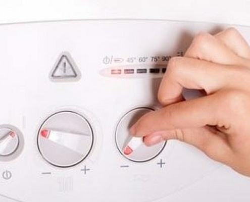 frau stellt boiler ein