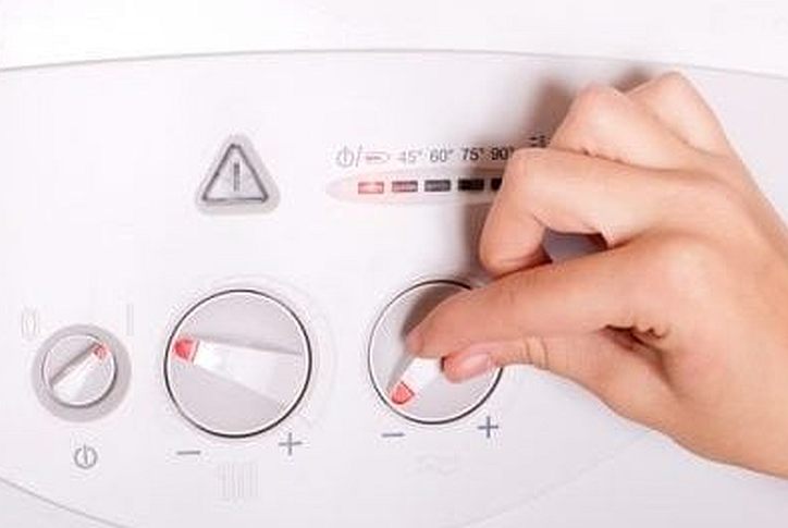 frau stellt boiler ein