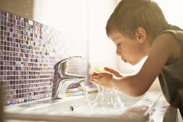 So gestalten Sie ein kindgerechtes Badezimmer: Sicherheitscheckliste & tolle Tipps