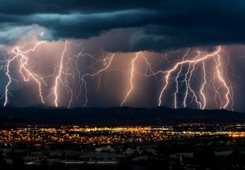 Gewitterwolken über Stadt