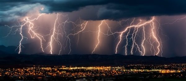 Gewitterwolken über Stadt