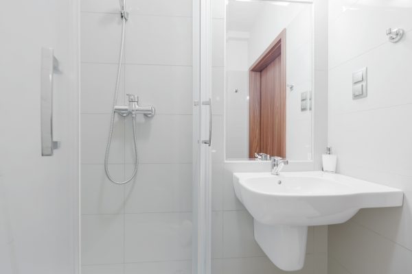 Kleines Bad platzsparend einrichten: Mit wegklappbarer Dusche & Co. kein Problem!