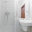 kleines helles Badezimmer mit Spiegel und Dusche
