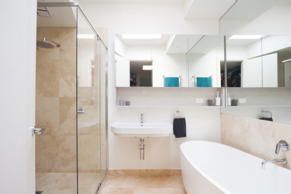 Modernes Badezimmer mit Waschtisch, Badewanne und Dusche