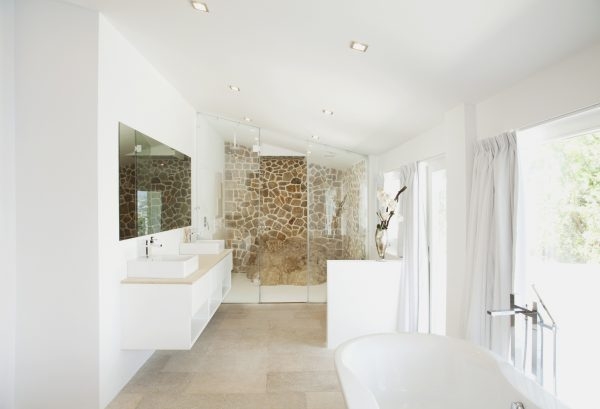 Modernes Badezimmer mit hohen Fenstern
