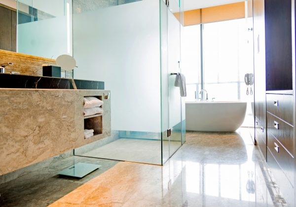 Modernes Badezimmer mit einer Glasdusche und einer Badewanne