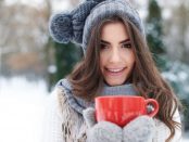 Warm angezogene und glückliche Frau im Winter
