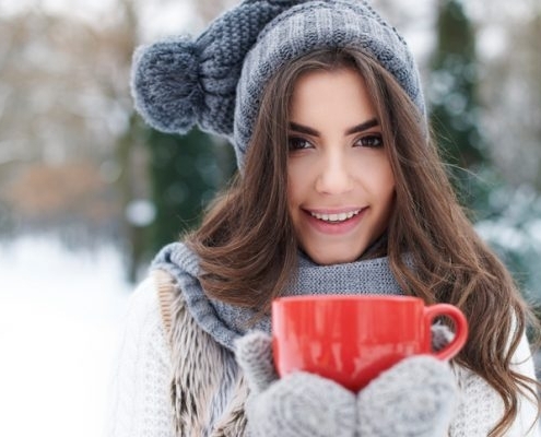 Warm angezogene und glückliche Frau im Winter