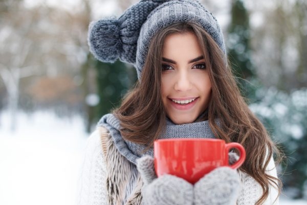 Warm angezogene und glückliche Frau im Winter