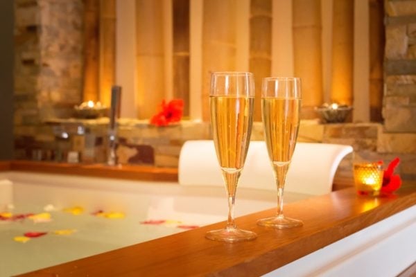 Bad mit Sektgläsern