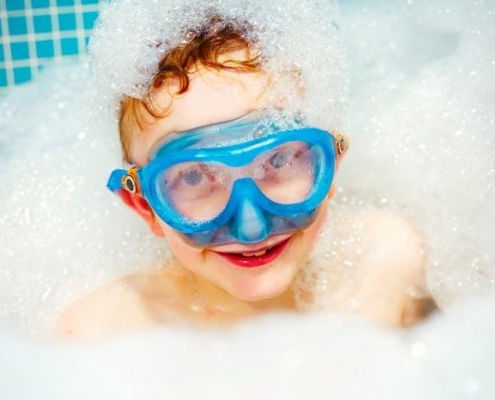 Junge taucht in der Badewanne