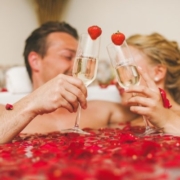 Date-im-Badezimmer-Titelbild Paar im romantischen Bad