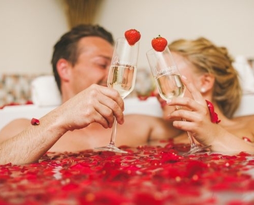 Paar im romantischen Bad