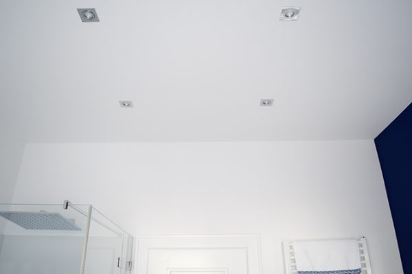 LED-Deckenspots im Badezimmer