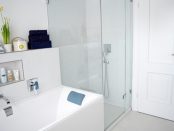 modernes, weißes Badezimmer mit Glasdusche