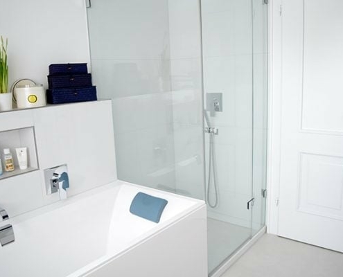 modernes, weißes Badezimmer mit Glasdusche