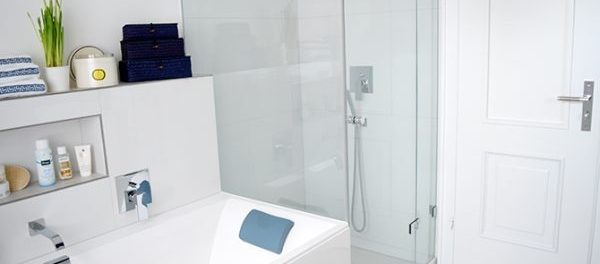 modernes, weißes Badezimmer mit Glasdusche