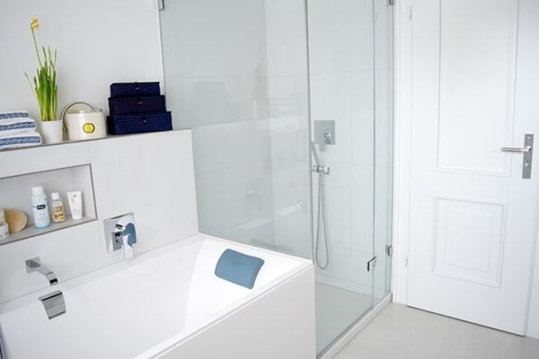 modernes, weißes Badezimmer mit Glasdusche