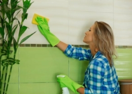 Frau beim Reinigen der Fliesen