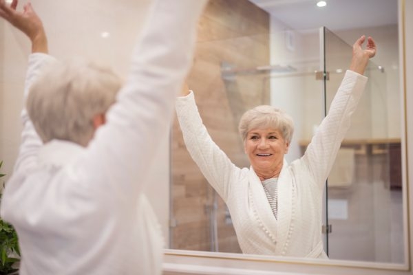 Seniorin in der Dusche im altersgerechten Bad