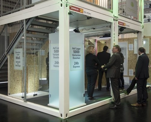 Messebesucher am Stand von Combia
