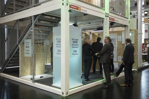 Messebesucher am Stand von Combia