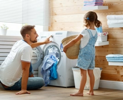 Kinder helfen im Haushalt