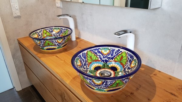 Mexikanische Waschbecken auf modernem Unterschrank