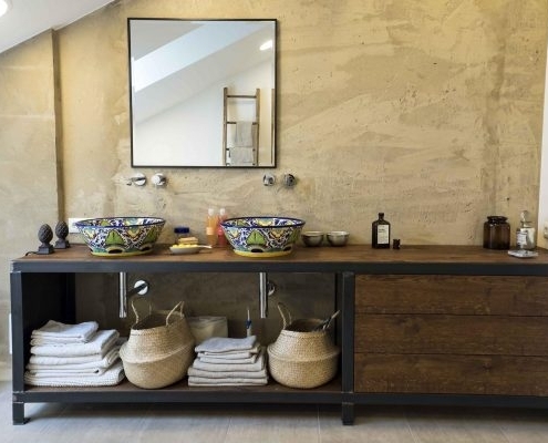 Modernes Badezimmer mit mexikanischen Waschbecken