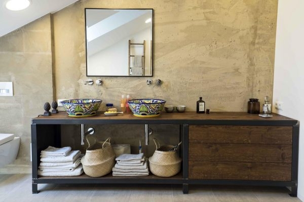 Modernes Badezimmer mit mexikanischen Waschbecken