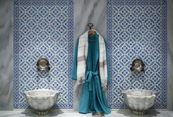 orientalische waschschüsseln im hamam